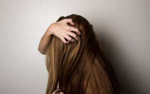 Read more about the article 7 Lazy Girl Hair Hacks for the Perfect Hair Day (No Heat Needed!)